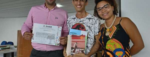 Aluno Marcos Paulo Rodrigues e sua orientadora, Professora Shirliane, recebendo o prêmio de melhor banner