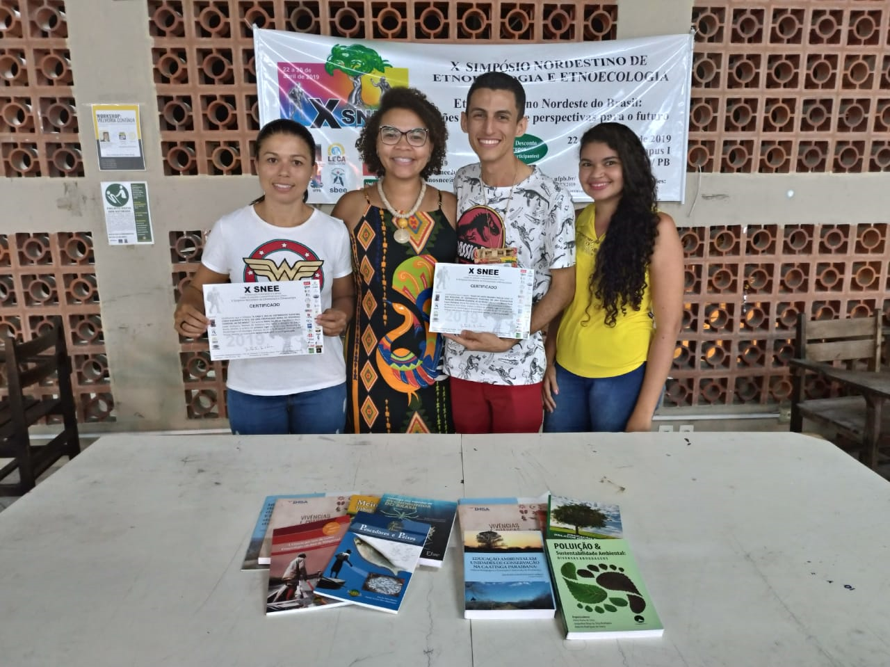 Alunos e professora premiados com certificado de melhor trabalho e livros da temática.