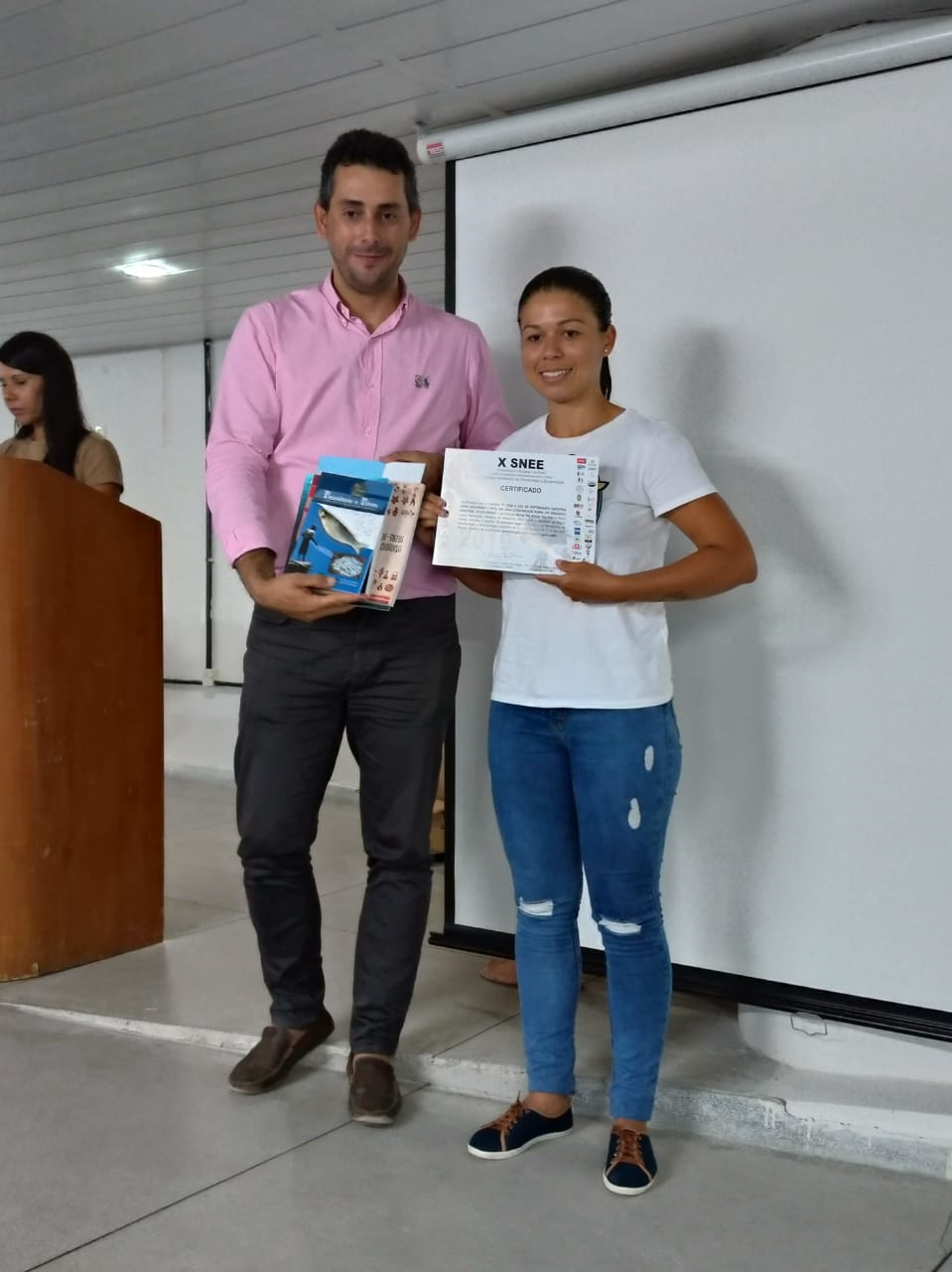 Aluna Taís Aleixo e sua orientadora, Professora Shirliane, recebendo o prêmio de melhor apresentação oral