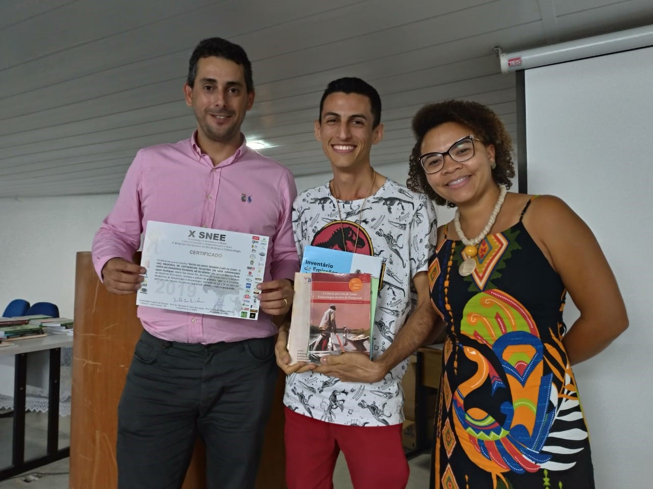 Aluno Marcos Paulo Rodrigues e sua orientadora, Professora Shirliane, recebendo o prêmio de melhor banner