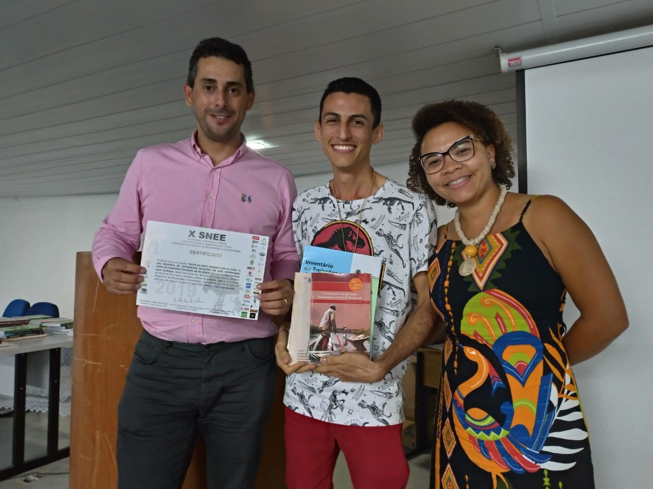 Aluno Marcos Paulo Rodrigues e sua orientadora, Professora Shirliane, recebendo o prêmio de melhor banner Aluno Marcos Paulo Rodrigues e sua orientadora, Professora Shirliane, recebendo o prêmio de melhor banner