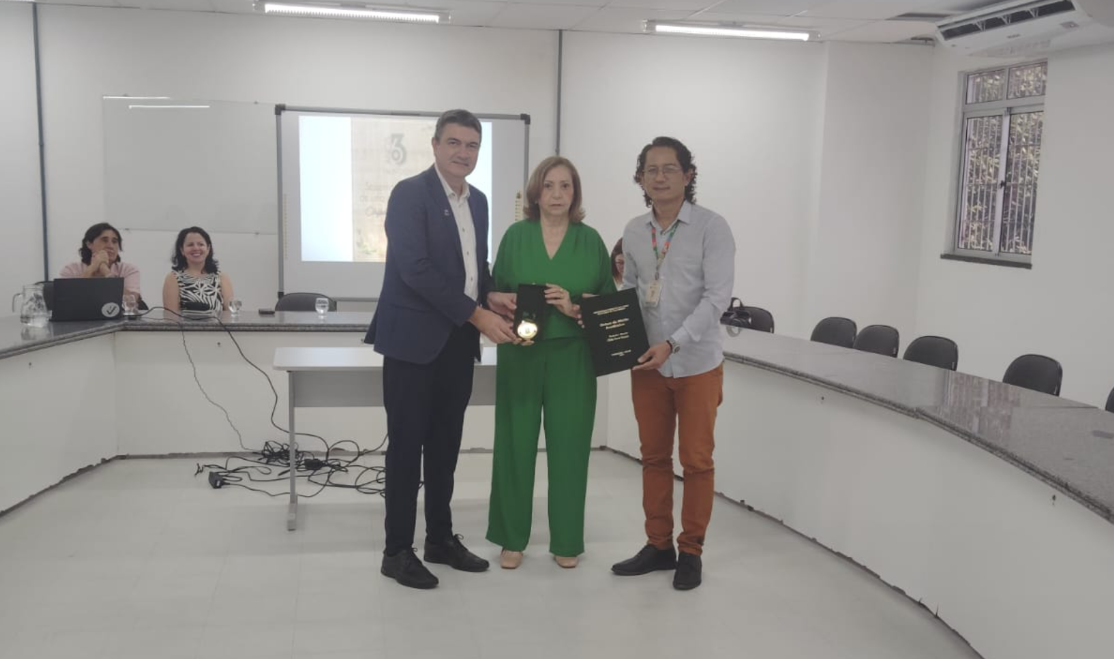 FAVET homenageia Professor Célio Pires Garcia com Comenda Mérito Acadêmico