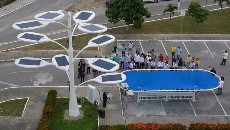 A árvore solar capta energia do sol para abastecer bicicletas elétricas usadas por servidores da universidade (Foto: Jonas Becker/UECE) 
