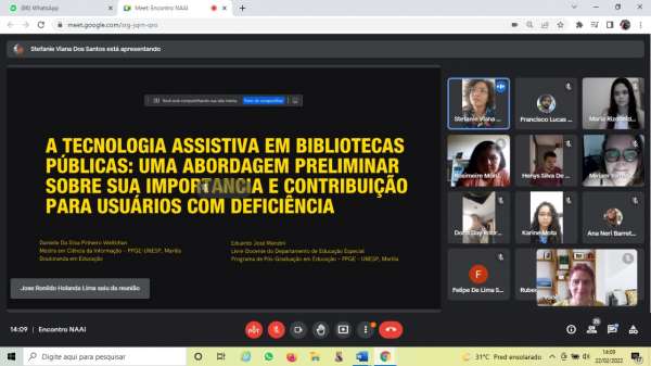 Audiodescrição: Captura de tela do google meet. à esquerda, lê-se uma apresentação do powerpoint com o título: “A TECNOLOGIA ASSISTIVA EM BIBLIOTECAS PÚBLICAS: UMA ABORDAGEM PRELIMINAR SOBRE SUA IMPORT NCIA E CONTRIBUIÇÃO PARA USUÁRIOS COM DEFICIÊNCIA”. No canto direito notam-se os participantes da reunião. 