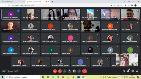 Captura de tela mostra uma janela do google meet. No canto esquerdo há uma fotografia em preto e branco que mostra uma idosa a olhar uma janela. No canto direito nota-se as fotografias dos participantes da reunião.