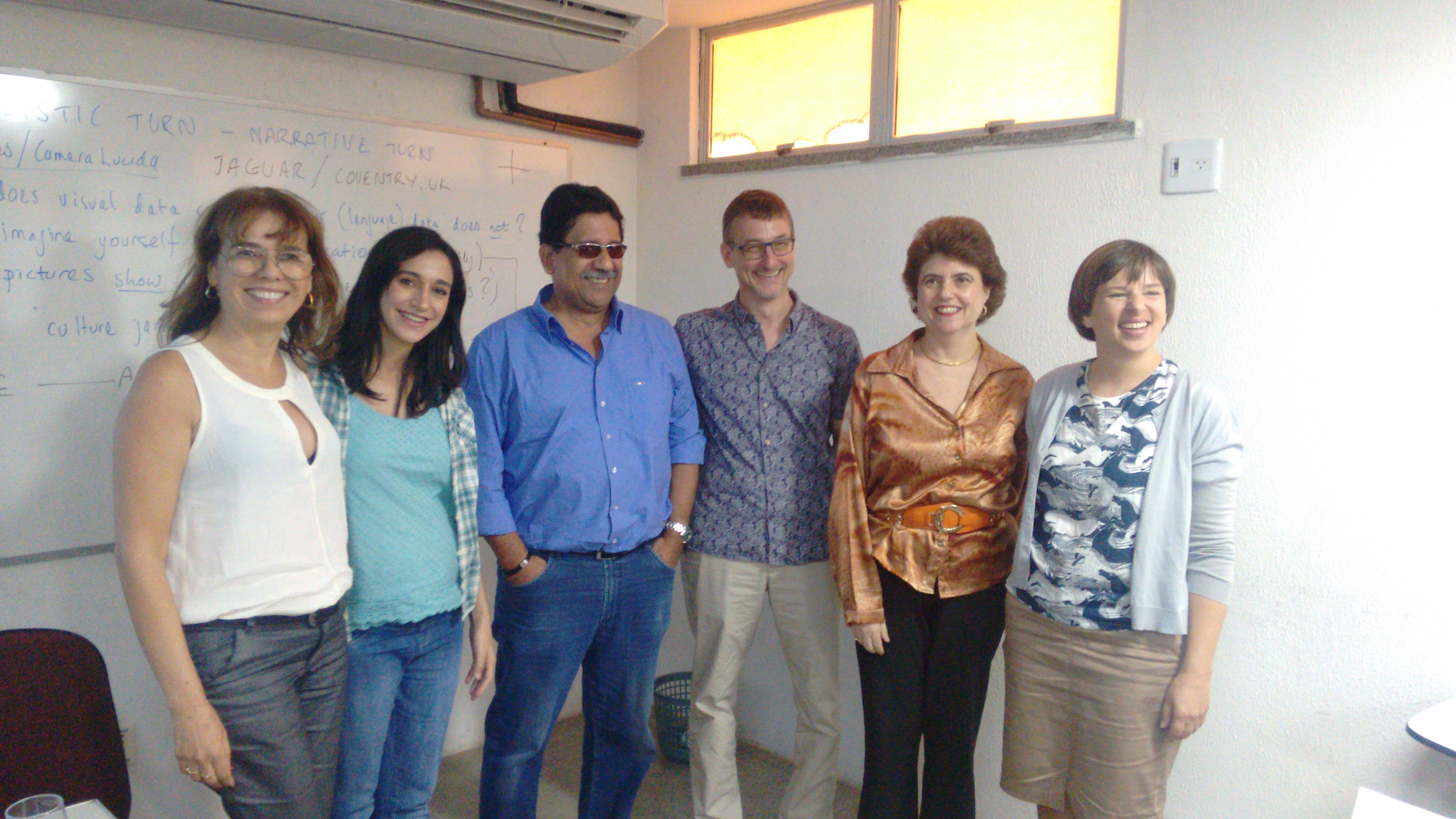 Da esquerda para direita: prof.ª Ana Silvia Ipiranga, prof. Mariana Figueiredo da Unifor, prof. Daniel Pinheiro, prof. Scott Taylor, a tradutora Susie Dias e a prof.ª Emma Bell.