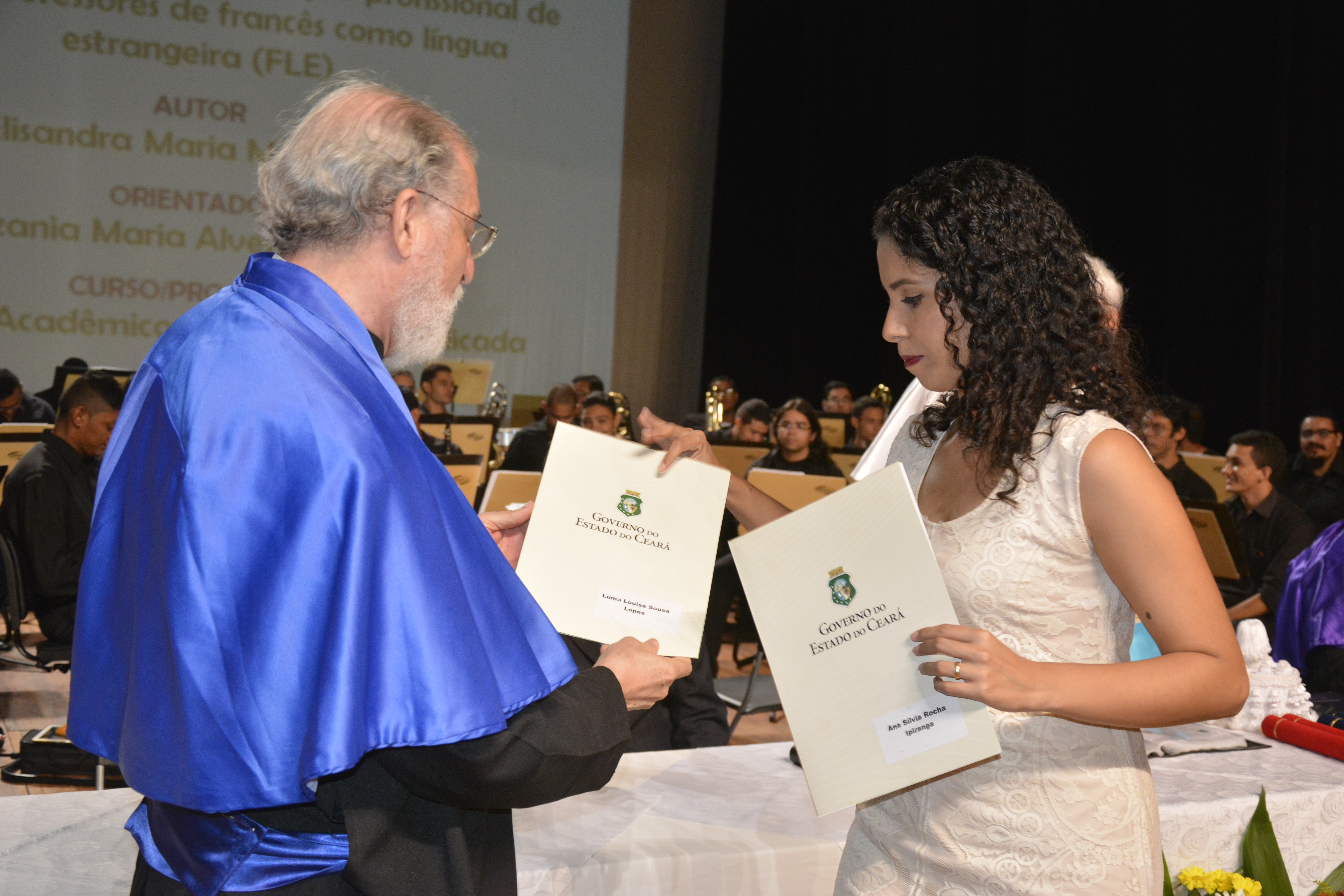 Luma recebe a premiação das mãos do diretor do CESa, prof. Vladimir Spinelli. Luma recebe a premiação das mãos do diretor do CESa, prof. Vladimir Spinelli.