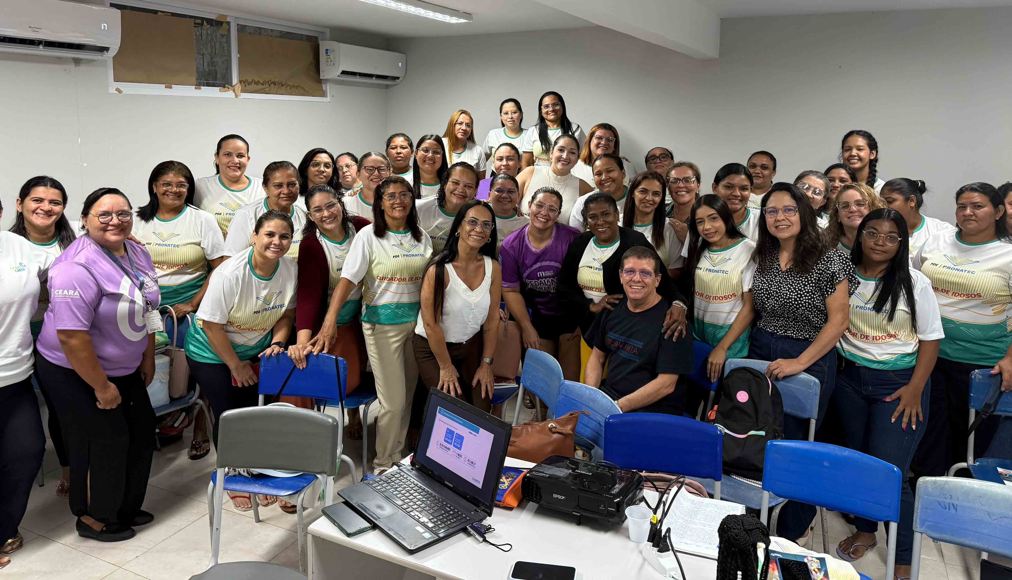 Coordenador adjunto do Pronatec visita curso de Cuidadora de idosos em Maranguape