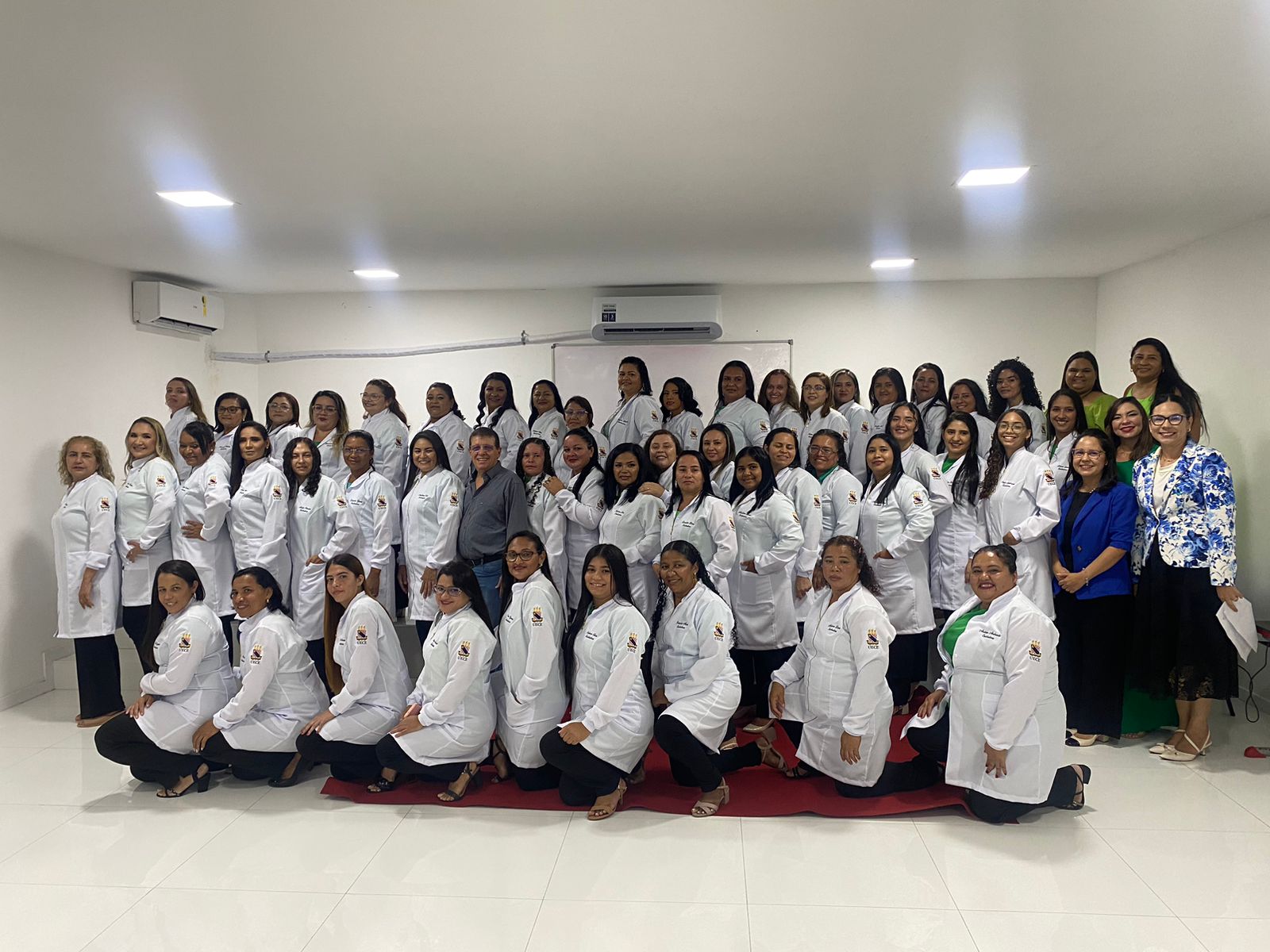 Estudantes de Caucaia recebem jaleco e avançam na qualificação profissional