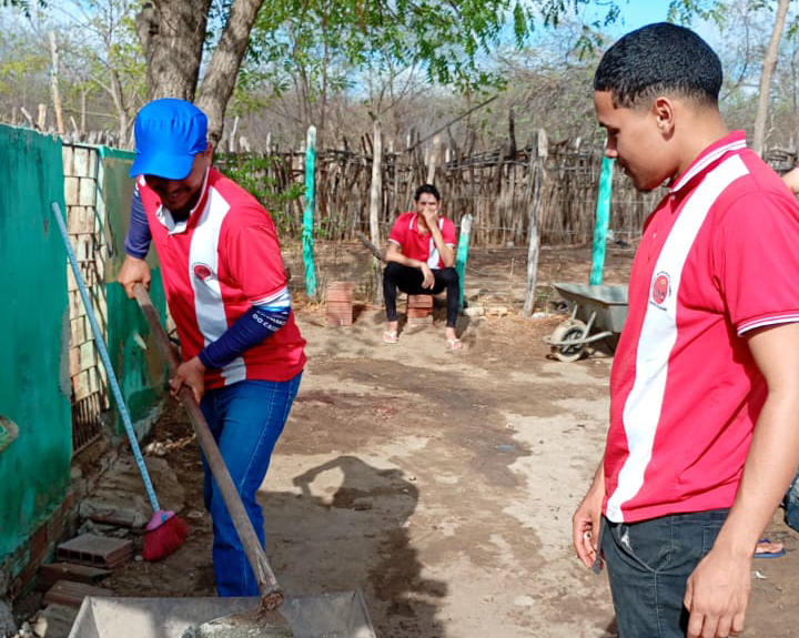 Estudantes de Agroecologia da Uece realizam atividades práticas em campo
