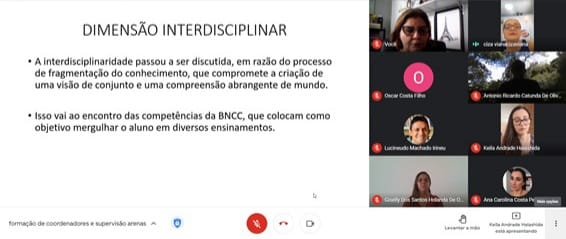 Imagem feita no espaço virtual do Google Meet. Em espaço de descrição do evento, diz Formação de coordenadores e supervisores arenas. Há oito pessoas de um lado da tela e do outro está sendo projetado um slide.