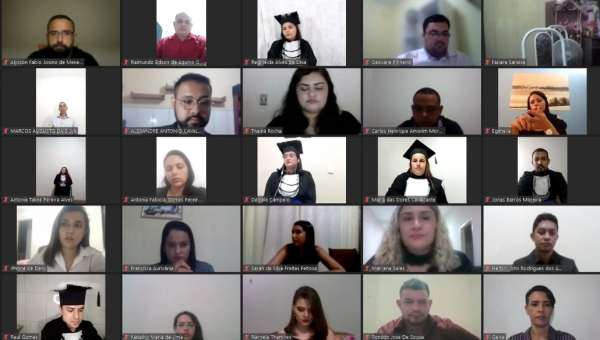 Sala virtual com concludentes e professores na tela, divididos em pequenas telas. 