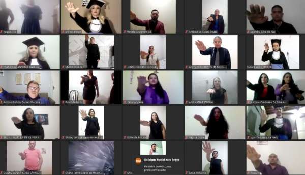 Sala virtual com concludentes na tela, divididos em pequenas telas, onde os formandos estão com o braço direito levantado realizando o juramento oficial