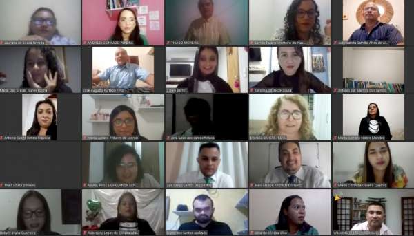 Sala virtual com concludentes e professores na tela, divididos em pequenas telas. 