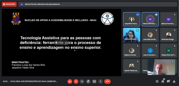 #DescreviPraVoce Print de captura da tela de computador no momento de apresentação da bolsista Jaqueline Falcão. Slide com fundo preto e letras bancas, brasão da UECE à esquerda e símbolo de acessibilidade da ONU, um círculo e dentro dele linhas que formam o corpo humano. Núcleo de Apoio à Acessibilidade e Inclusão – NAAI. Título da palestra: Tecnologia Assistiva para as pessoas com deficiência: ferramenta para o processo de ensino e aprendizagem no ensino superior. Ministrantes: Francisco Lucas dos Santos Brito e Jaqueline Falcão Silva. No lado direito da tela duas participantes do evento com câmeras abertas e os demais com as câmeras fechadas.