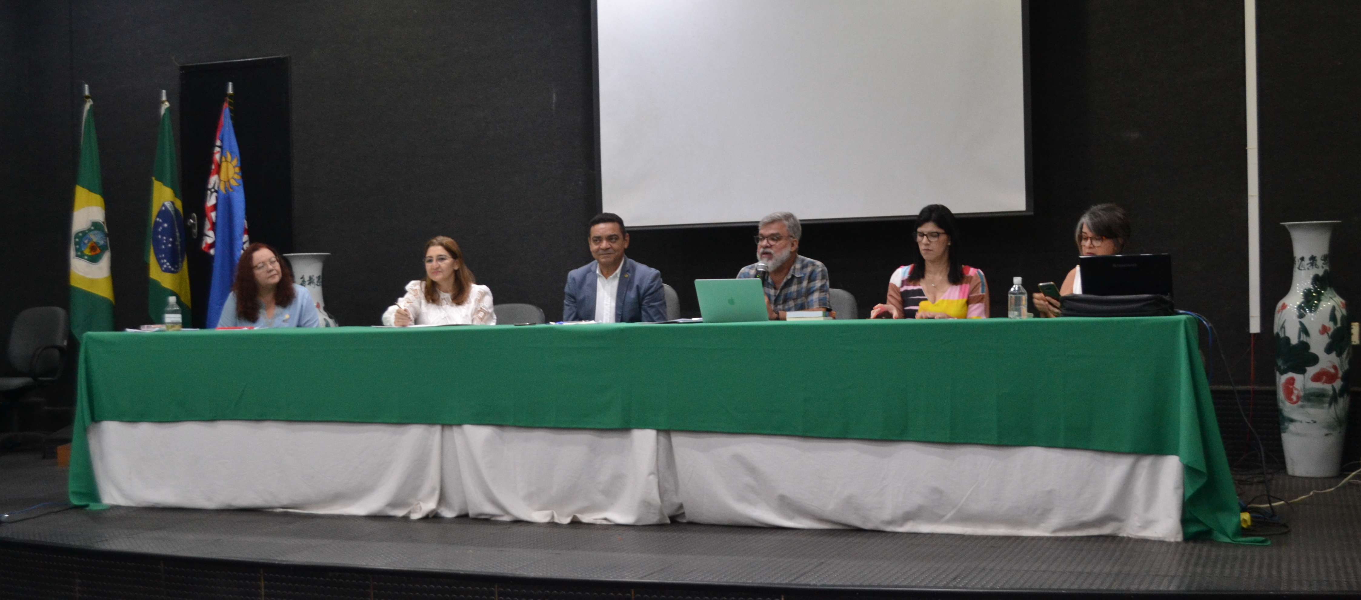 Fé e Política: Mesa redonda debate a importância da educação