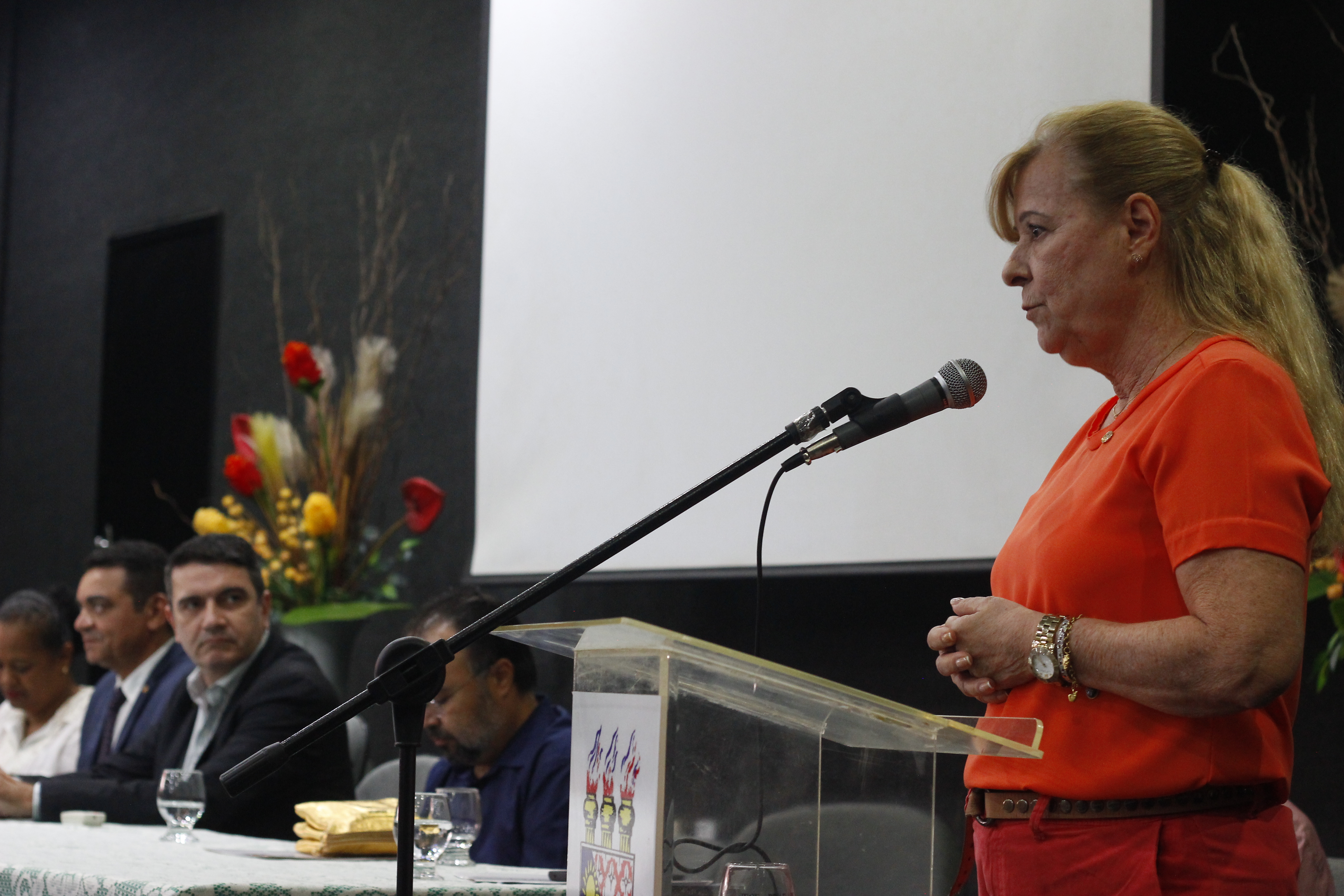 Uece concede certificado de honra ao mérito aos servidores aposentados em 2021